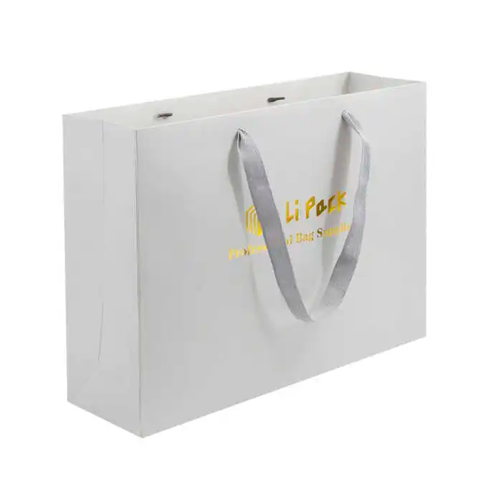 Bolsas de papel de compras blancas para estampado de logotipo minorista boutique con sellos de oro y manijas de cinta