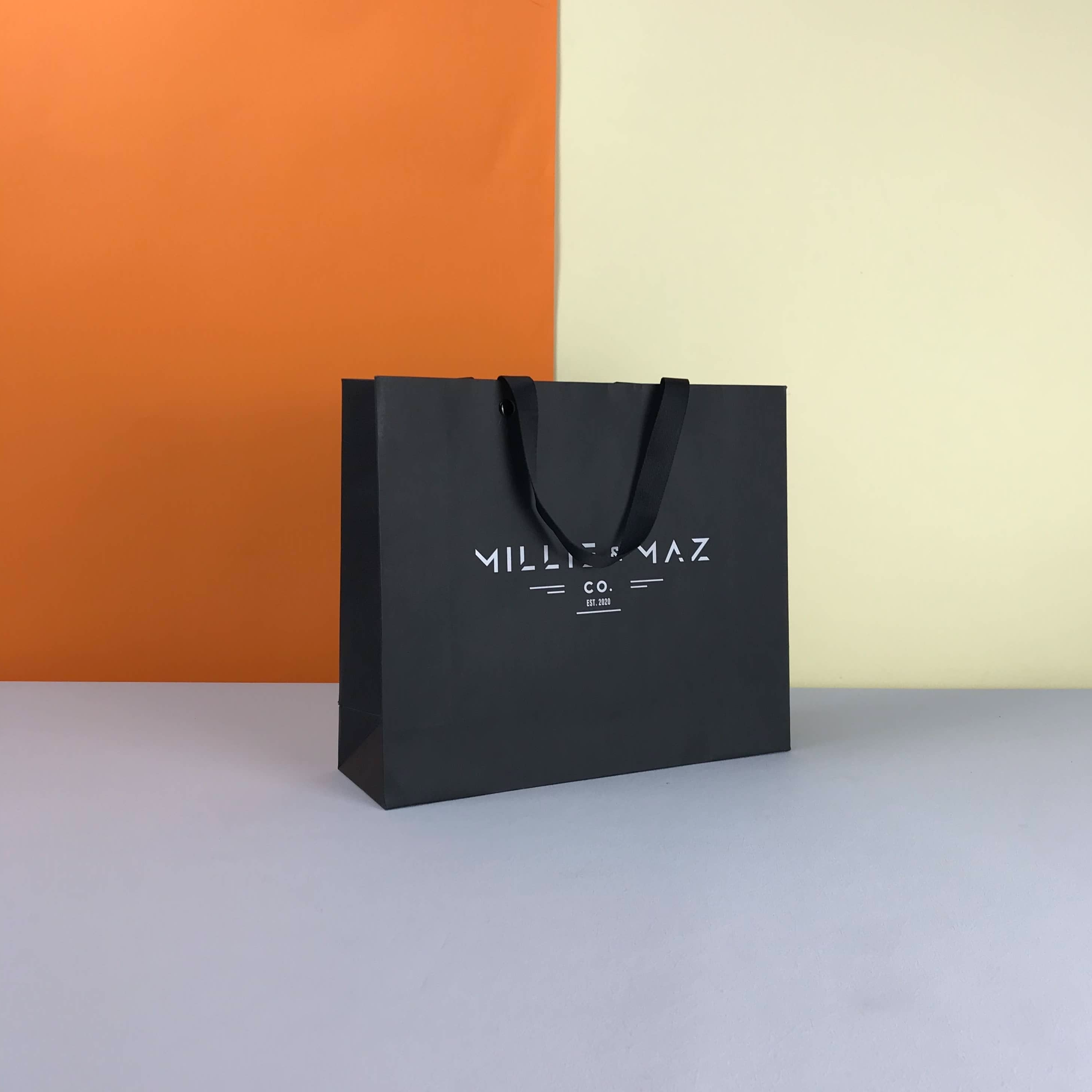 Bolsa de regalo negro a granel al por mayor para bolsas de papel de compras (logotipo impreso, tallas de custificación, baja MOQ)