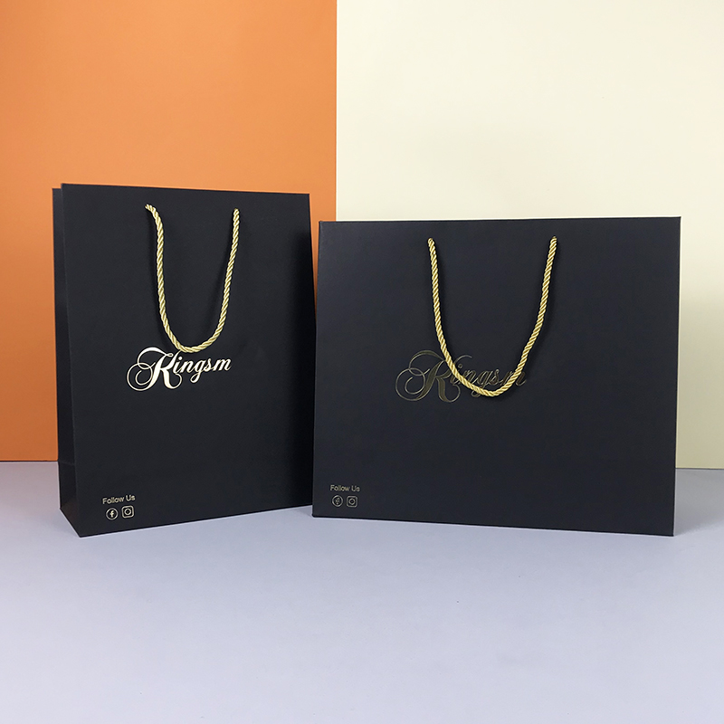 Bolsas de papel de regalo impresas de cartón negro personalizados con asas y logotipo